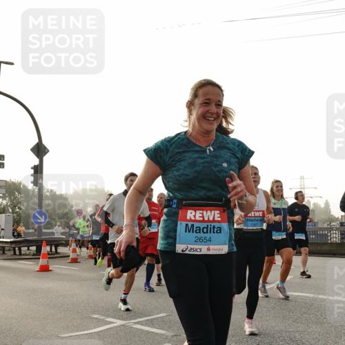 03.10.2026 - Köhlbrandbrückenlauf Michael Burmester http://msf.ph/oto/10764949 03.10.2026 09:18:47 Position 3 2654, 2327, 2666 meine-sportfotos.de