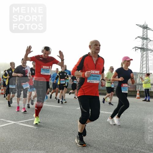 03.10.2026 - Köhlbrandbrückenlauf Michael Burmester http://msf.ph/oto/10764963 03.10.2026 09:18:50 Position 3 3093, 2299, 1960, 1354 meine-sportfotos.de