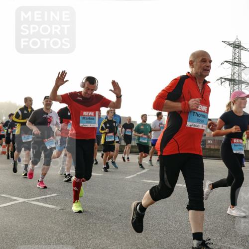 03.10.2026 - Köhlbrandbrückenlauf Michael Burmester http://msf.ph/oto/10764968 03.10.2026 09:18:50 Position 3 3093, 2299, 1960 meine-sportfotos.de