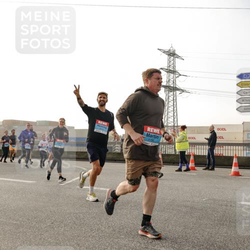 03.10.2026 - Köhlbrandbrückenlauf Michael Burmester http://msf.ph/oto/10765039 03.10.2026 09:19:03 Position 3 2572, 2756, 3 meine-sportfotos.de