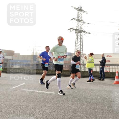 03.10.2026 - Köhlbrandbrückenlauf Michael Burmester http://msf.ph/oto/10765161 03.10.2026 09:19:20 Position 3 1965, 3 meine-sportfotos.de