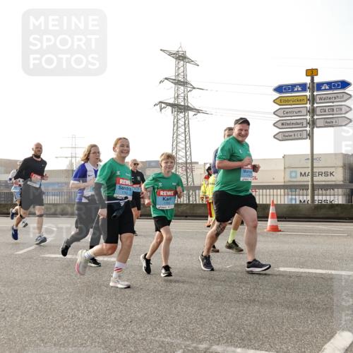 03.10.2026 - Köhlbrandbrückenlauf Michael Burmester http://msf.ph/oto/10765617 03.10.2026 09:20:18 Position 3 1763, 1765, 1764, 3 meine-sportfotos.de