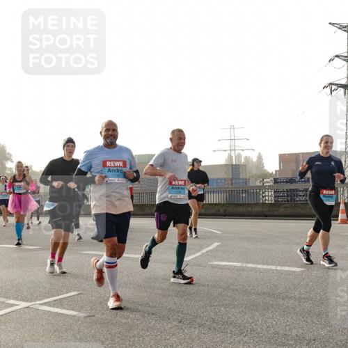 03.10.2026 - Köhlbrandbrückenlauf Michael Burmester http://msf.ph/oto/10765791 03.10.2026 09:20:42 Position 3 361, 1734, 1736 meine-sportfotos.de