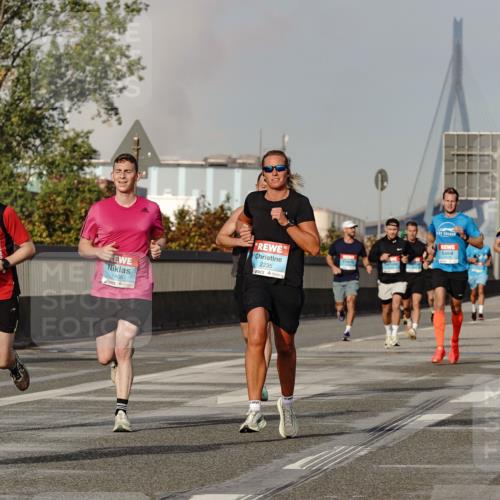 03.10.2026 - Köhlbrandbrückenlauf Michael Burmester http://msf.ph/oto/10765847 03.10.2026 09:45:08 Position 3 1241, 1466, 2235 meine-sportfotos.de