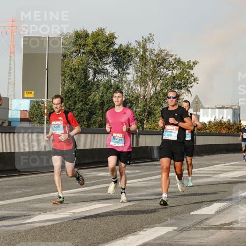 03.10.2026 - Köhlbrandbrückenlauf Michael Burmester http://msf.ph/oto/10765856 03.10.2026 09:45:10 Position 3 1688, 1241, 1466, 2235 meine-sportfotos.de
