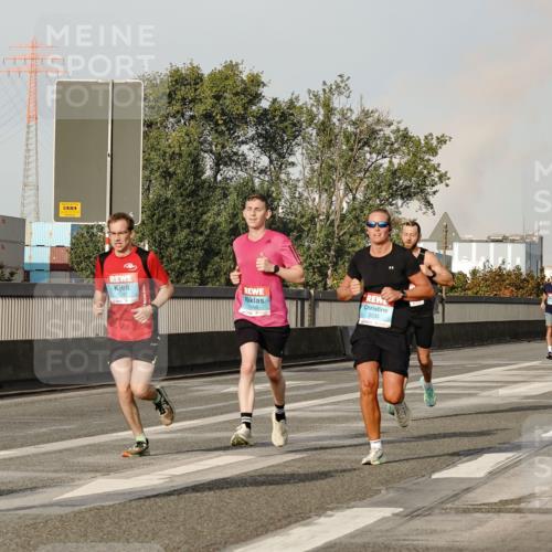03.10.2026 - Köhlbrandbrückenlauf Michael Burmester http://msf.ph/oto/10765858 03.10.2026 09:45:10 Position 3 1688, 2235, 1241, 1466 meine-sportfotos.de