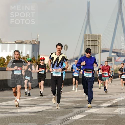 03.10.2026 - Köhlbrandbrückenlauf Michael Burmester http://msf.ph/oto/10765884 03.10.2026 09:45:14 Position 3 2320, 2352, 2238 meine-sportfotos.de