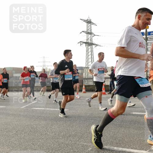 03.10.2026 - Köhlbrandbrückenlauf Michael Burmester http://msf.ph/oto/10765887 03.10.2026 09:20:54 Position 3 2916, 3018, 2810 meine-sportfotos.de
