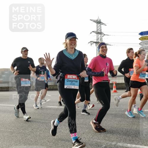 03.10.2026 - Köhlbrandbrückenlauf Michael Burmester http://msf.ph/oto/10765928 03.10.2026 09:20:57 Position 3 1753, 2690, 1536, 3074 meine-sportfotos.de