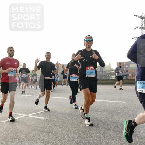 03.10.2026 - Köhlbrandbrückenlauf Michael Burmester http://msf.ph/oto/10765953 03.10.2026 09:21:01 Position 3 2983, 3772, 2830 meine-sportfotos.de