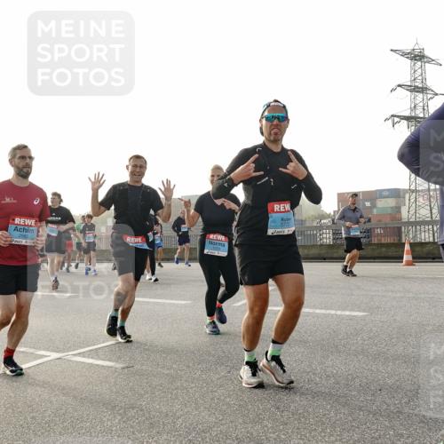 03.10.2026 - Köhlbrandbrückenlauf Michael Burmester http://msf.ph/oto/10765955 03.10.2026 09:21:01 Position 3 2983, 3772, 2830 meine-sportfotos.de