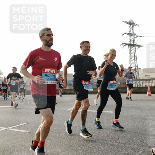 03.10.2026 - Köhlbrandbrückenlauf Michael Burmester http://msf.ph/oto/10765964 03.10.2026 09:21:02 Position 3 101, 2983, 075, 1074 meine-sportfotos.de