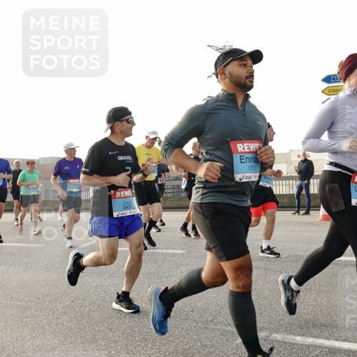 03.10.2026 - Köhlbrandbrückenlauf Michael Burmester http://msf.ph/oto/10766043 03.10.2026 09:21:10 Position 3 3865, 1711, 4, 1710 meine-sportfotos.de