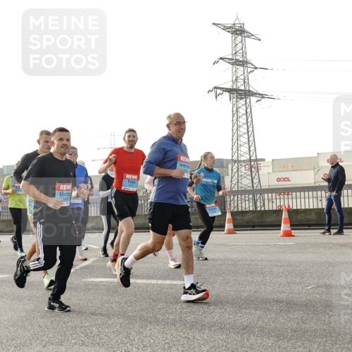 03.10.2026 - Köhlbrandbrückenlauf Michael Burmester http://msf.ph/oto/10766125 03.10.2026 09:21:19 Position 3 1411, 2727, 70, 3, 3 meine-sportfotos.de