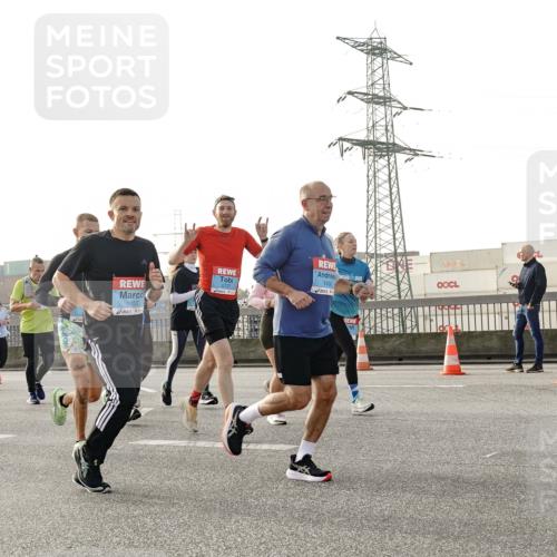 03.10.2026 - Köhlbrandbrückenlauf Michael Burmester http://msf.ph/oto/10766127 03.10.2026 09:21:19 Position 3 1411, 1653, 1650 meine-sportfotos.de