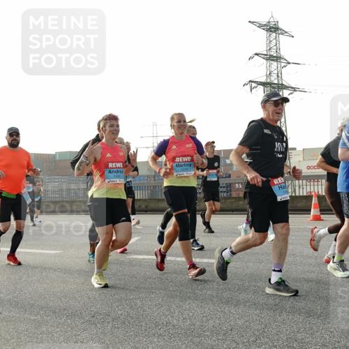 03.10.2026 - Köhlbrandbrückenlauf Michael Burmester http://msf.ph/oto/10766143 03.10.2026 09:21:21 Position 3 2790, 1520, 1519, 3 meine-sportfotos.de