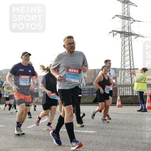 03.10.2026 - Köhlbrandbrückenlauf Michael Burmester http://msf.ph/oto/10766269 03.10.2026 09:21:39 Position 3 17, 76, 1978, 3168, 24, 1980 meine-sportfotos.de