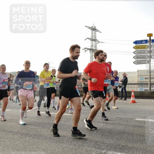 03.10.2026 - Köhlbrandbrückenlauf Michael Burmester http://msf.ph/oto/10766285 03.10.2026 09:21:41 Position 3 2801, 3031, 2832, 3 meine-sportfotos.de