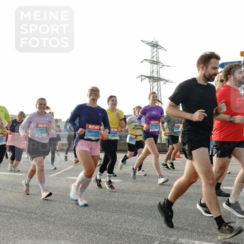 03.10.2026 - Köhlbrandbrückenlauf Michael Burmester http://msf.ph/oto/10766292 03.10.2026 09:21:42 Position 3 2801, 3031, 1 meine-sportfotos.de