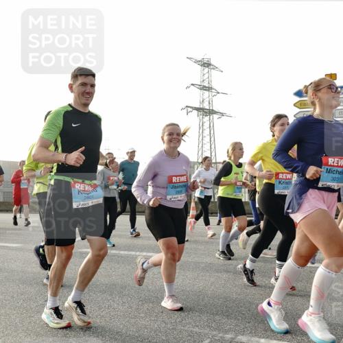 03.10.2026 - Köhlbrandbrückenlauf Michael Burmester http://msf.ph/oto/10766302 03.10.2026 09:21:42 Position 3 3031, 2870, 2801, 2906, 53 meine-sportfotos.de