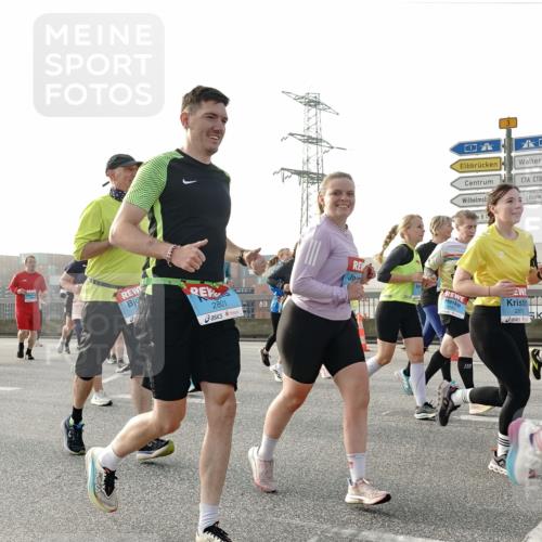 03.10.2026 - Köhlbrandbrückenlauf Michael Burmester http://msf.ph/oto/10766306 03.10.2026 09:21:43 Position 3 2801, 3161, 2870 meine-sportfotos.de