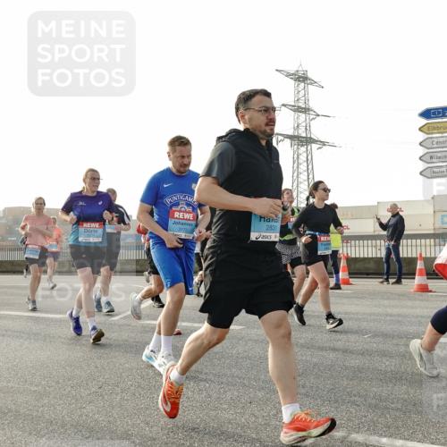 03.10.2026 - Köhlbrandbrückenlauf Michael Burmester http://msf.ph/oto/10766327 03.10.2026 09:21:44 Position 3 3379, 3172, 2831 meine-sportfotos.de