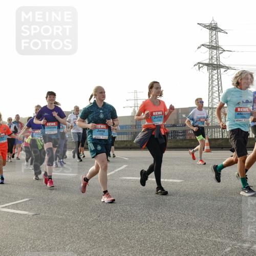 03.10.2026 - Köhlbrandbrückenlauf Michael Burmester http://msf.ph/oto/10766533 03.10.2026 09:22:09 Position 3 1375, 1598, 1586, 1699 meine-sportfotos.de