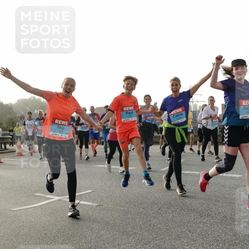 03.10.2026 - Köhlbrandbrückenlauf Michael Burmester http://msf.ph/oto/10766541 03.10.2026 09:22:10 Position 3 1375, 1378, 1374 meine-sportfotos.de