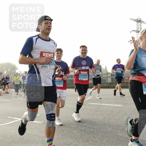 03.10.2026 - Köhlbrandbrückenlauf Michael Burmester http://msf.ph/oto/10766589 03.10.2026 09:22:15 Position 3 1163, 1162, 1637 meine-sportfotos.de