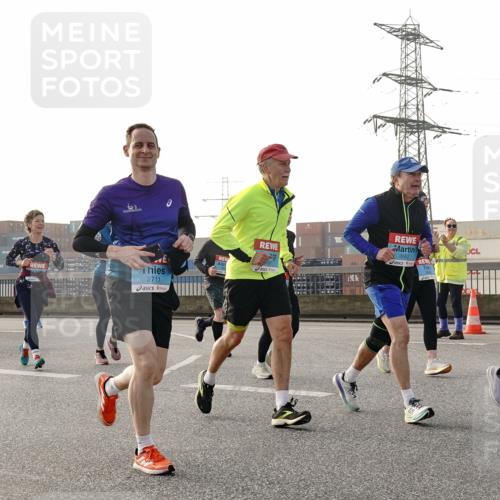 03.10.2026 - Köhlbrandbrückenlauf Michael Burmester http://msf.ph/oto/10766930 03.10.2026 09:23:02 Position 3 2711, 3099, 3062 meine-sportfotos.de