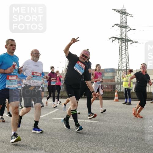 03.10.2026 - Köhlbrandbrückenlauf Michael Burmester http://msf.ph/oto/10767061 03.10.2026 09:23:23 Position 3 3350, 2823, 2938 meine-sportfotos.de