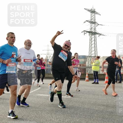 03.10.2026 - Köhlbrandbrückenlauf Michael Burmester http://msf.ph/oto/10767063 03.10.2026 09:23:23 Position 3 3350, 2823, 2938, 88000 meine-sportfotos.de