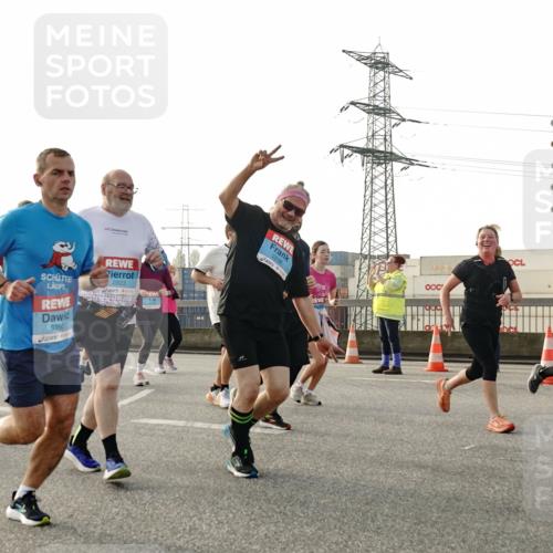 03.10.2026 - Köhlbrandbrückenlauf Michael Burmester http://msf.ph/oto/10767064 03.10.2026 09:23:23 Position 3 3350, 2823, 2938 meine-sportfotos.de