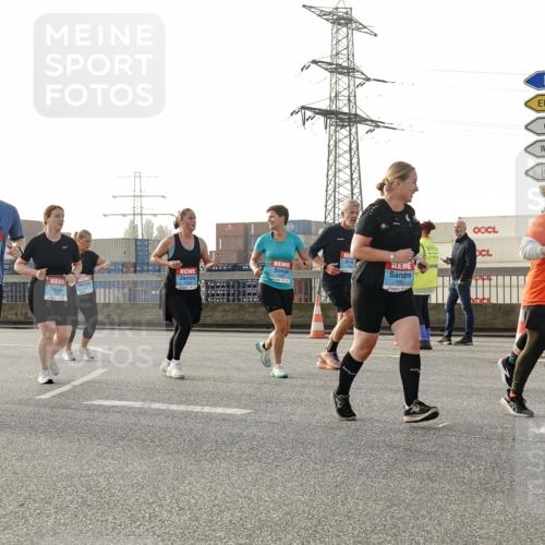 03.10.2026 - Köhlbrandbrückenlauf Michael Burmester http://msf.ph/oto/10767214 03.10.2026 09:23:43 Position 3 102, 1020, 1861, 3 meine-sportfotos.de