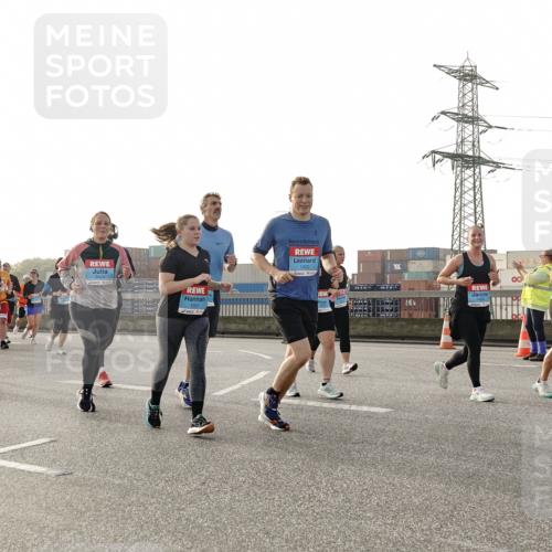 03.10.2026 - Köhlbrandbrückenlauf Michael Burmester http://msf.ph/oto/10767218 03.10.2026 09:23:44 Position 3 3523, 1021, 1020 meine-sportfotos.de