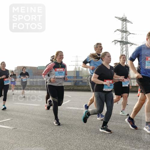 03.10.2026 - Köhlbrandbrückenlauf Michael Burmester http://msf.ph/oto/10767230 03.10.2026 09:23:45 Position 3 3523, 1021, 1020 meine-sportfotos.de