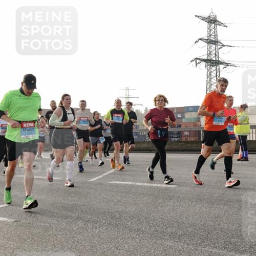 03.10.2026 - Köhlbrandbrückenlauf Michael Burmester http://msf.ph/oto/10767441 03.10.2026 09:24:22 Position 3 3423, 3669, 3181 meine-sportfotos.de