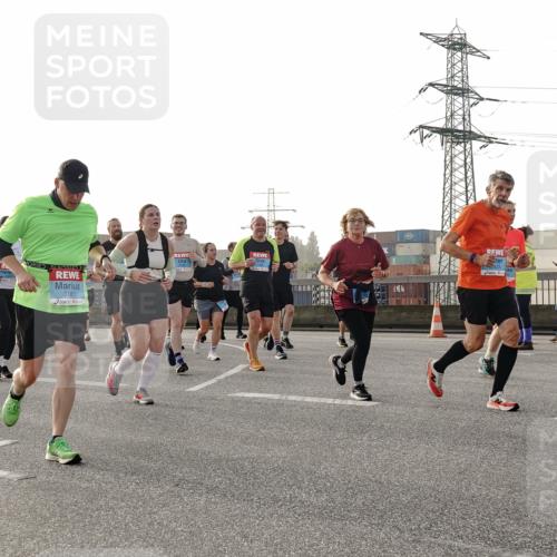 03.10.2026 - Köhlbrandbrückenlauf Michael Burmester http://msf.ph/oto/10767443 03.10.2026 09:24:22 Position 3 3342, 3669, 3181 meine-sportfotos.de