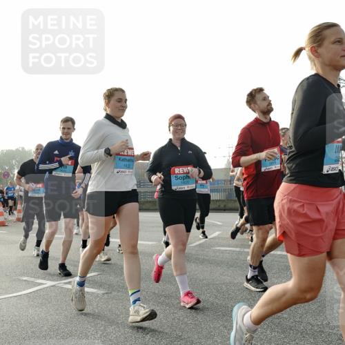 03.10.2026 - Köhlbrandbrückenlauf Michael Burmester http://msf.ph/oto/10767475 03.10.2026 09:24:26 Position 3 1822, 1819, 1820 meine-sportfotos.de