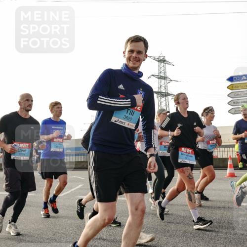 03.10.2026 - Köhlbrandbrückenlauf Michael Burmester http://msf.ph/oto/10767490 03.10.2026 09:24:27 Position 3 1012, 3259, 3620, 3274 meine-sportfotos.de