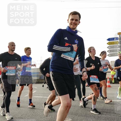 03.10.2026 - Köhlbrandbrückenlauf Michael Burmester http://msf.ph/oto/10767492 03.10.2026 09:24:27 Position 3 3259, 1012, 3620, 3274, 3 meine-sportfotos.de
