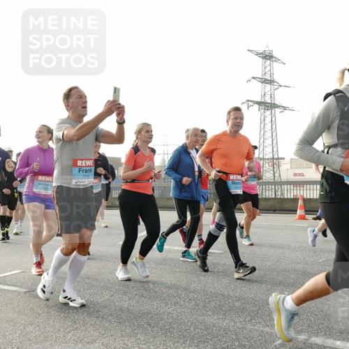 03.10.2026 - Köhlbrandbrückenlauf Michael Burmester http://msf.ph/oto/10767809 03.10.2026 09:25:15 Position 3 3749, 3544, 3419 meine-sportfotos.de