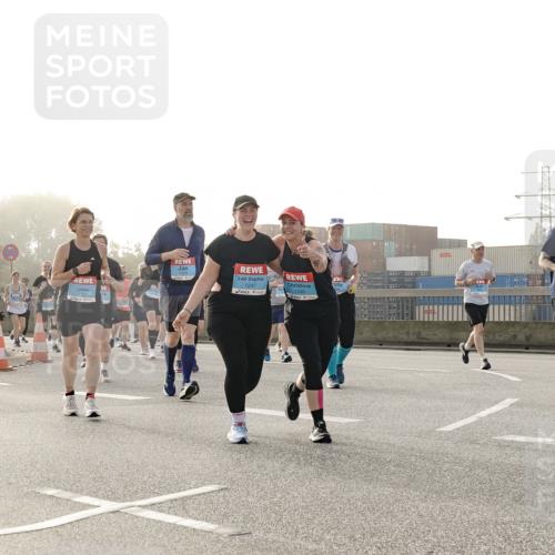03.10.2026 - Köhlbrandbrückenlauf Michael Burmester http://msf.ph/oto/10767932 03.10.2026 09:25:32 Position 3 7, 1247, 1248 meine-sportfotos.de