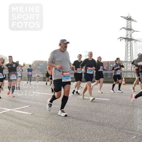 03.10.2026 - Köhlbrandbrückenlauf Michael Burmester http://msf.ph/oto/10767970 03.10.2026 09:25:38 Position 3 2802, 3370, 3360, 1 meine-sportfotos.de