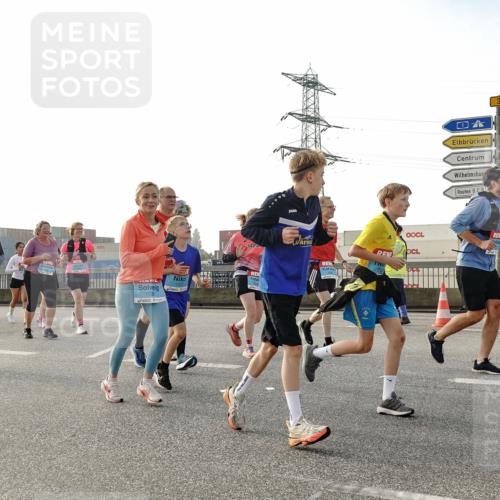 03.10.2026 - Köhlbrandbrückenlauf Michael Burmester http://msf.ph/oto/10768133 03.10.2026 09:26:02 Position 3 1727, 1726, 3 meine-sportfotos.de