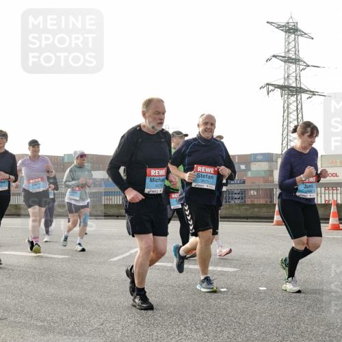 03.10.2026 - Köhlbrandbrückenlauf Michael Burmester http://msf.ph/oto/10768182 03.10.2026 09:26:12 Position 3 3478, 3679, 3508, 1 meine-sportfotos.de