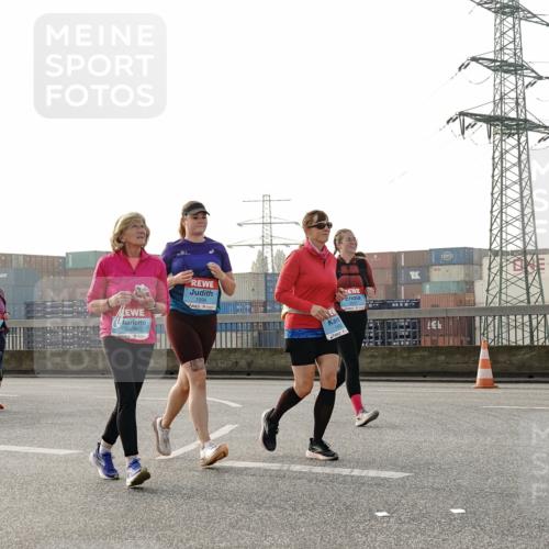 03.10.2026 - Köhlbrandbrückenlauf Michael Burmester http://msf.ph/oto/10768248 03.10.2026 09:26:22 Position 3 3409, 1994, 1993, 000 meine-sportfotos.de