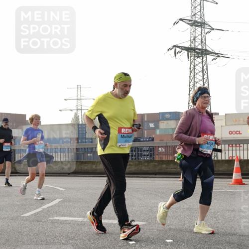 03.10.2026 - Köhlbrandbrückenlauf Michael Burmester http://msf.ph/oto/10768272 03.10.2026 09:26:26 Position 3 3534, 3244, 3507 meine-sportfotos.de