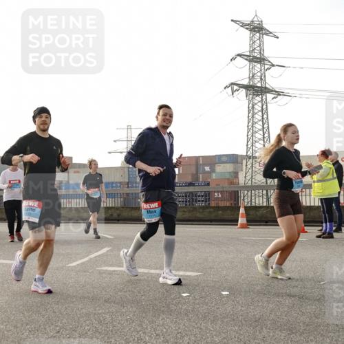 03.10.2026 - Köhlbrandbrückenlauf Michael Burmester http://msf.ph/oto/10768294 03.10.2026 09:26:30 Position 3 1172, 1171, 3 meine-sportfotos.de