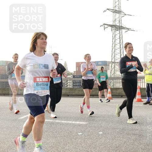 03.10.2026 - Köhlbrandbrückenlauf Michael Burmester http://msf.ph/oto/10768403 03.10.2026 09:26:45 Position 3 2795, 3654, 3729, 1 meine-sportfotos.de
